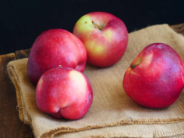 Manzanas Rojas Frescas Fondo Arpillera Deliciosas Jugosas — Foto de Stock