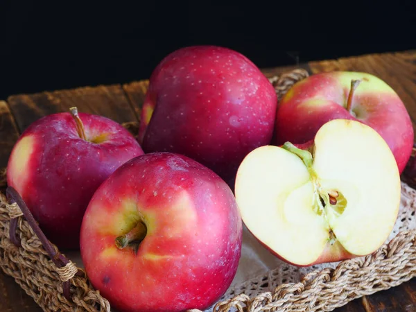 Κόκκινο Μήλο Κοντινό Φρούτο Κομμένο Στη Μέση Πυρήνας Μήλου — Φωτογραφία Αρχείου