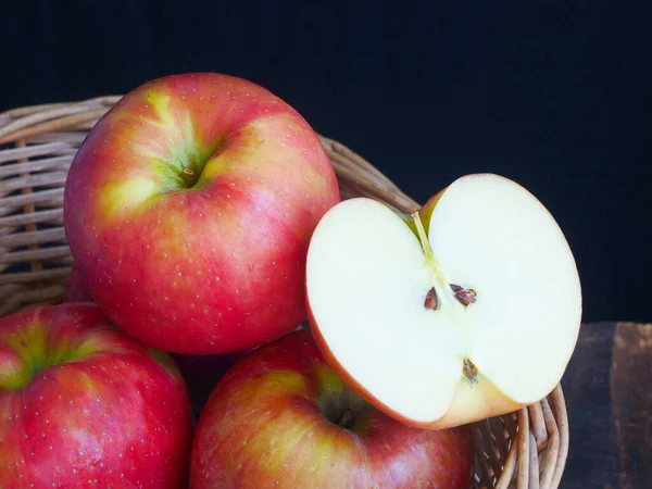 Pomme Rouge Fruit Gros Plan Coupé Deux Noyau Pomme — Photo