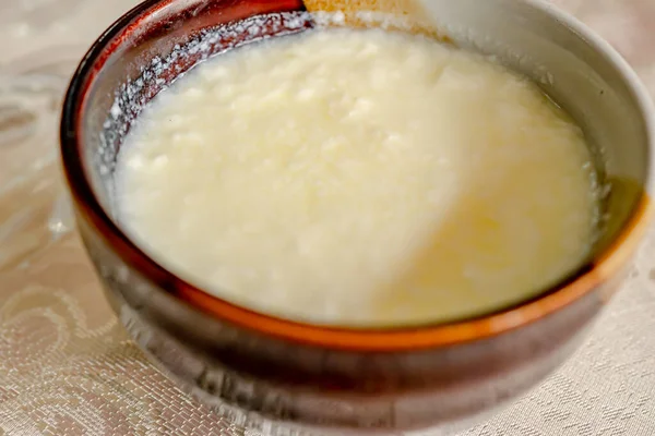 Productos Lácteos Yogur Fermentado Mano Con Leche Tazón Barro Original — Foto de Stock