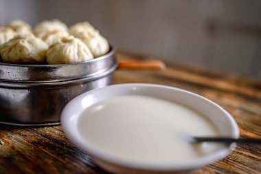 Asya kahvaltısı nefis, domuz eti ve sebzeli çörekler, buğulanmış çörekler, pişirilmiş