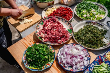 Açık hava kampı malzemeleri. Şili bifteği ve soğanlı sebzeler.