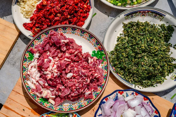 Acampamento Livre Ingredientes Culinários Preparação Chili Carne Cebola Legumes Tábua — Fotografia de Stock