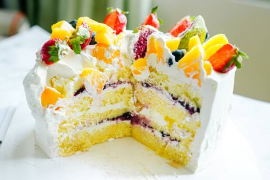 Meyve süslemeli yuvarlak pasta, renkli, beyaz krema