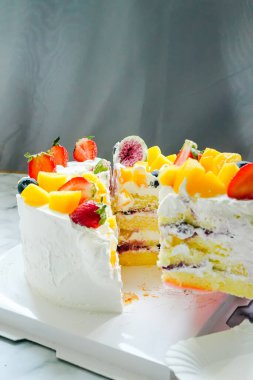 Meyve süslemeli yuvarlak pasta, renkli, beyaz krema