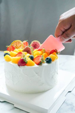 Meyve süslemeli yuvarlak pasta, renkli, beyaz krema