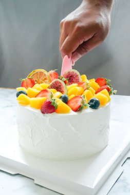 Meyve süslemeli yuvarlak pasta, renkli, beyaz krema