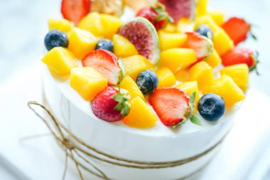 Meyve süslemeli yuvarlak pasta, renkli, beyaz krema