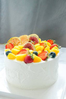 Meyve süslemeli yuvarlak pasta, renkli, beyaz krema