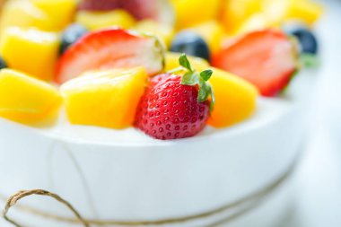 Meyve süslemeli yuvarlak pasta, renkli, beyaz krema