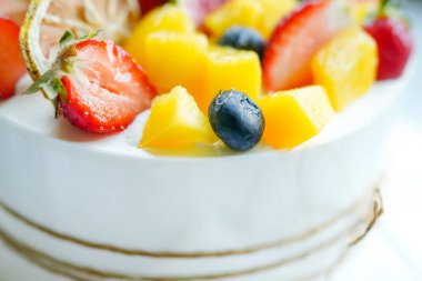 Meyve süslemeli yuvarlak pasta, renkli, beyaz krema