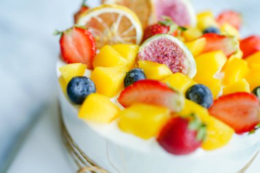 Meyve süslemeli yuvarlak pasta, renkli, beyaz krema