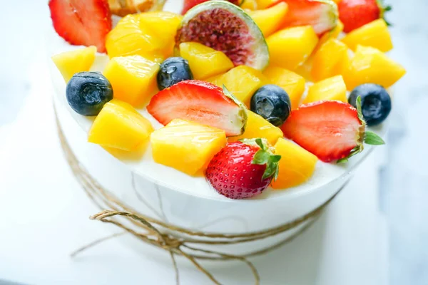 Okrągłe Ciasto Dekoracją Owoców Kolorowe Biała Śmietana — Zdjęcie stockowe