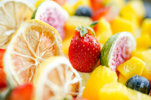 Ronde Taart Met Fruitdecoratie Kleurrijke Witte Crème — Stockfoto