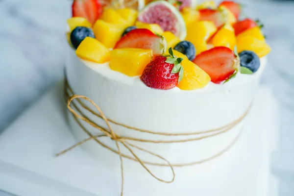 Bolo Redondo Com Decoração Frutas Creme Colorido Branco — Fotografia de Stock