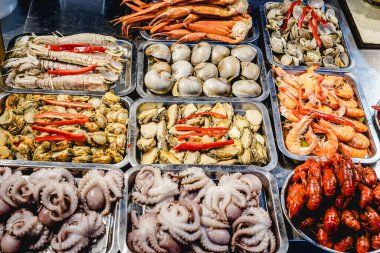 Gurme küçük ahtapot, mutfakta taze canlı deniz ürünleri.