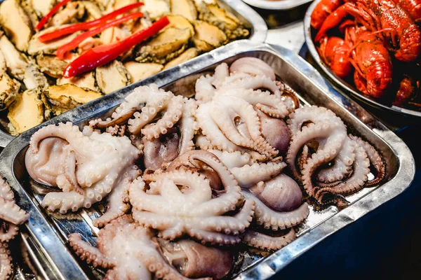 美味的小章鱼厨房里鲜活的海鲜 — 图库照片