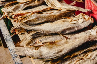 Balık depolama yöntemi, kurutulmuş tuzlanmış balık.