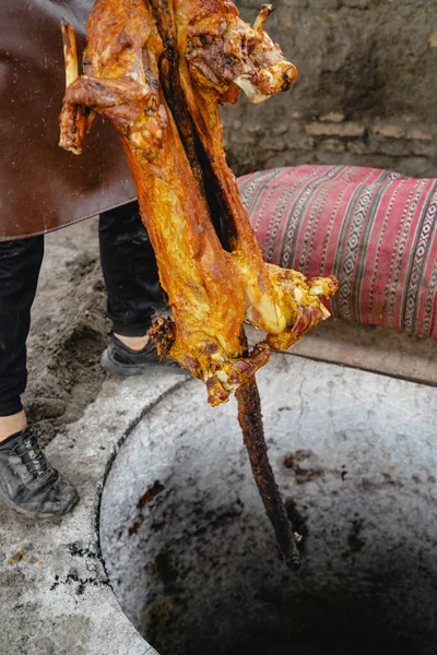 Agnello Intero Arrosto Barbecue Dorato Delizioso — Foto Stock