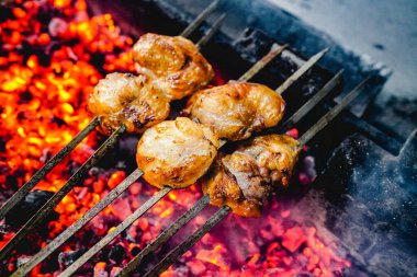 Kızarmış kuzu böbreği, gurme barbekü