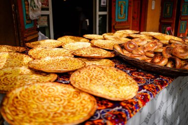 Sarı kavrulmuş naan, halk makarnası.