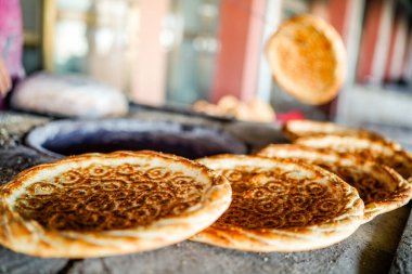 Sarı kavrulmuş naan, halk makarnası.