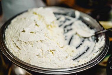 Geleneksel el yapımı yoğurt, beyazların katı hali.