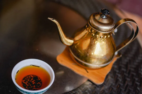 Kupferkessel Und Schwarzer Tee Auf Restauranttisch — Stockfoto