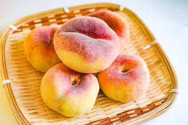 Taze şeftalili meyveler tabakta, yakın plan kesim.