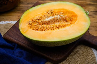 Meyve kavunu, yakın çekim, stüdyo fotoğrafı.