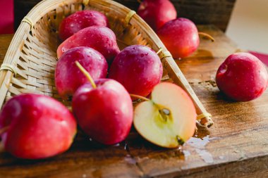 İç mekan kırmızı küçük elma kesimi, güzel taze sulu meyve