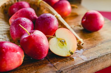 İç mekan kırmızı küçük elma kesimi, güzel taze sulu meyve