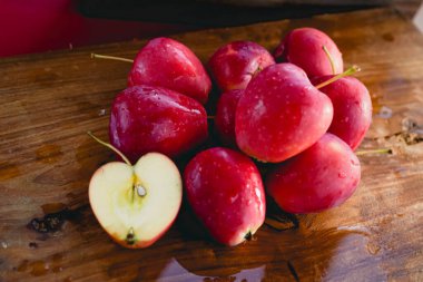 İç mekan kırmızı küçük elma kesimi, güzel taze sulu meyve