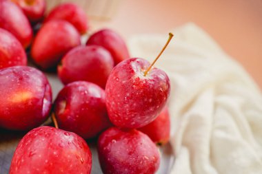 İç mekan kırmızı küçük elma kesimi, güzel taze sulu meyve