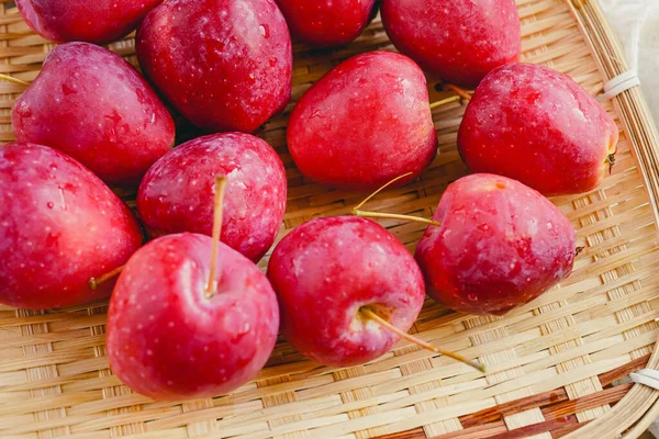 Pequeña Manzana Roja Interior Cortada Hermosa Fruta Jugosa Fresca —  Fotos de Stock