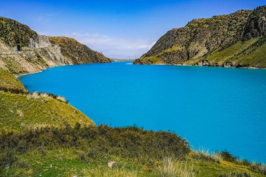 Dağlarla çevrili mavi gölün manzarası