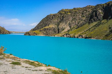 Dağlarla çevrili mavi gölün manzarası