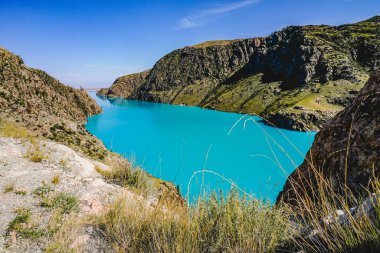 Dağlarla çevrili mavi gölün manzarası