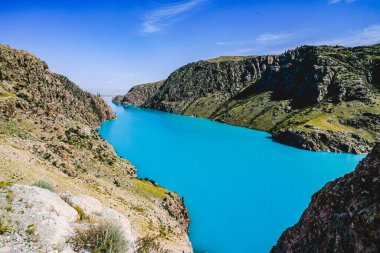 Dağlarla çevrili mavi gölün manzarası