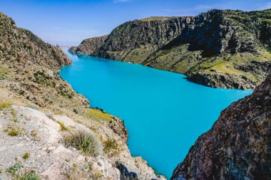 Dağlarla çevrili mavi gölün manzarası