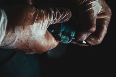 Dövme sanatı için ekipman. Öğretmen ışık stüdyosunda dövme yaptırıyor.