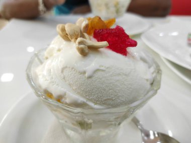 Fındıklı ve jöleli vanilyalı dondurma. 