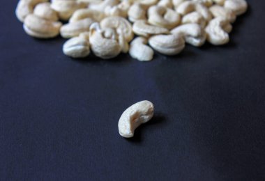 Fındıklı kaju fıstığı, arka plan fotoğrafında izole edilmiş.