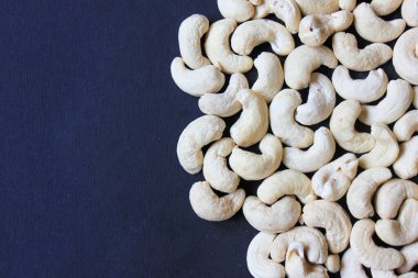 Koyu arkaplan fotoğrafında fındık fıstığını kapat.