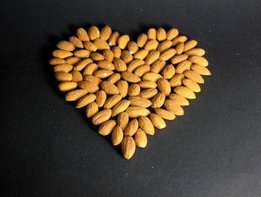 Kalp şeklindeki bademler.