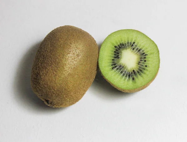 Couper Kiwi Fruit Sur Une Table Photo Stock — Photo