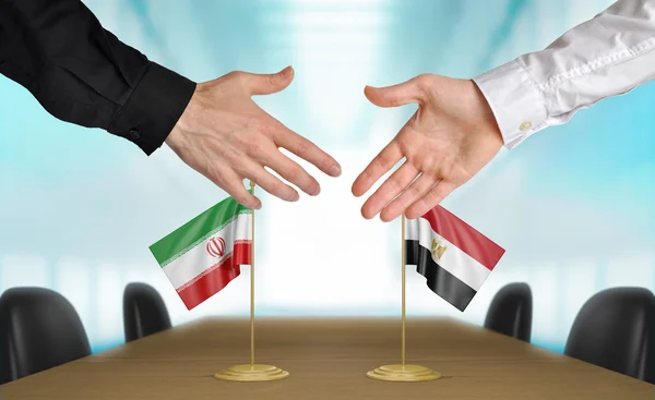 Iranische und ägyptische Diplomaten beim Händeschütteln zur Einigung — Stockfoto