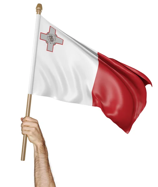 Main agitant fièrement le drapeau national de Malte — Photo