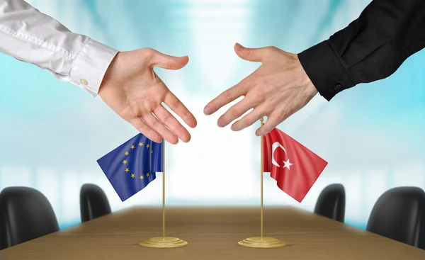 Європейський Союз і Туреччина дипломати потискуючи руки погодитися угоду — стокове фото