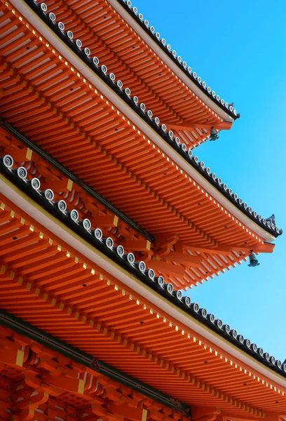 Напередодні і дах плитка закінчується на знаменитий три оповідання pagoda, в Kizomizu Дера в Кіото — стокове фото